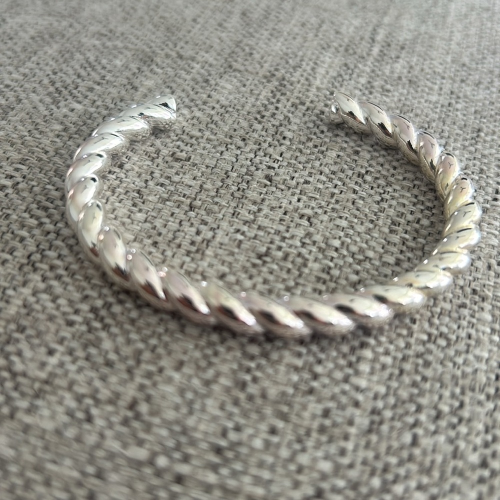 TOUS Twisted bangle in silver vermeil.